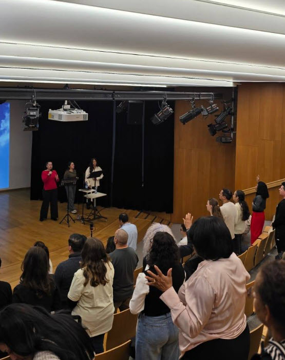 Alabanza dirigida por la Pastora Sandry Richards Bohren