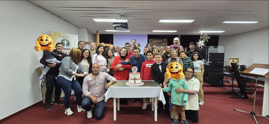 Jemand erklärt einer anderen Person die Bibel