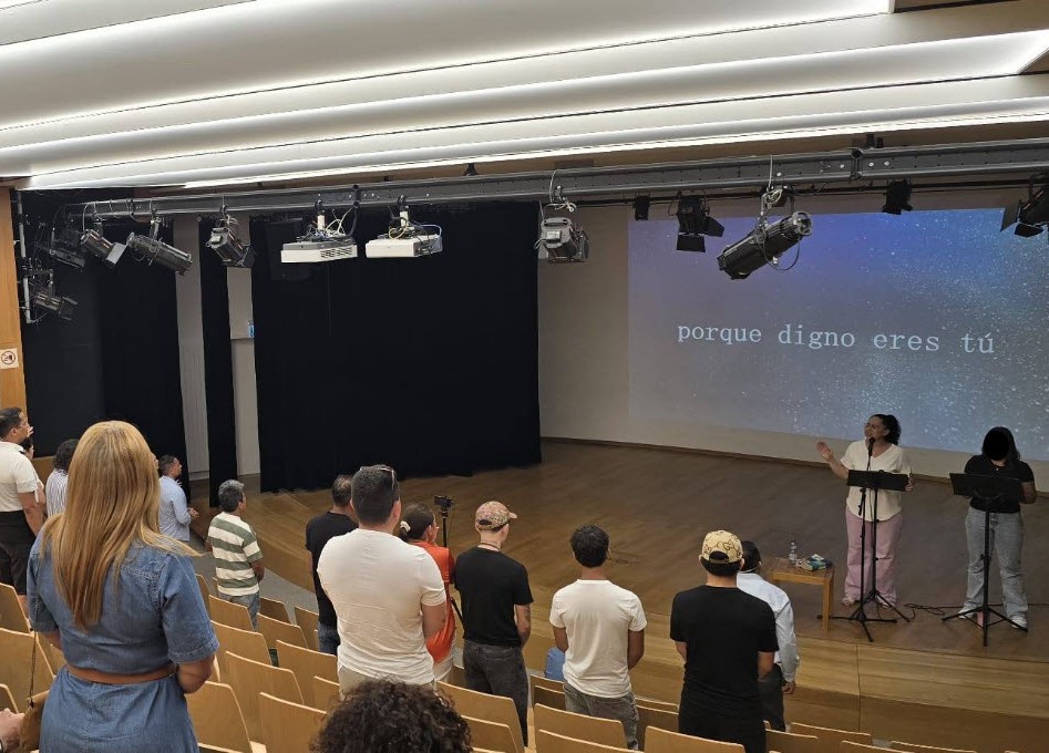 Alabanza dirigida por la Pastora Sandry Richards Bohren