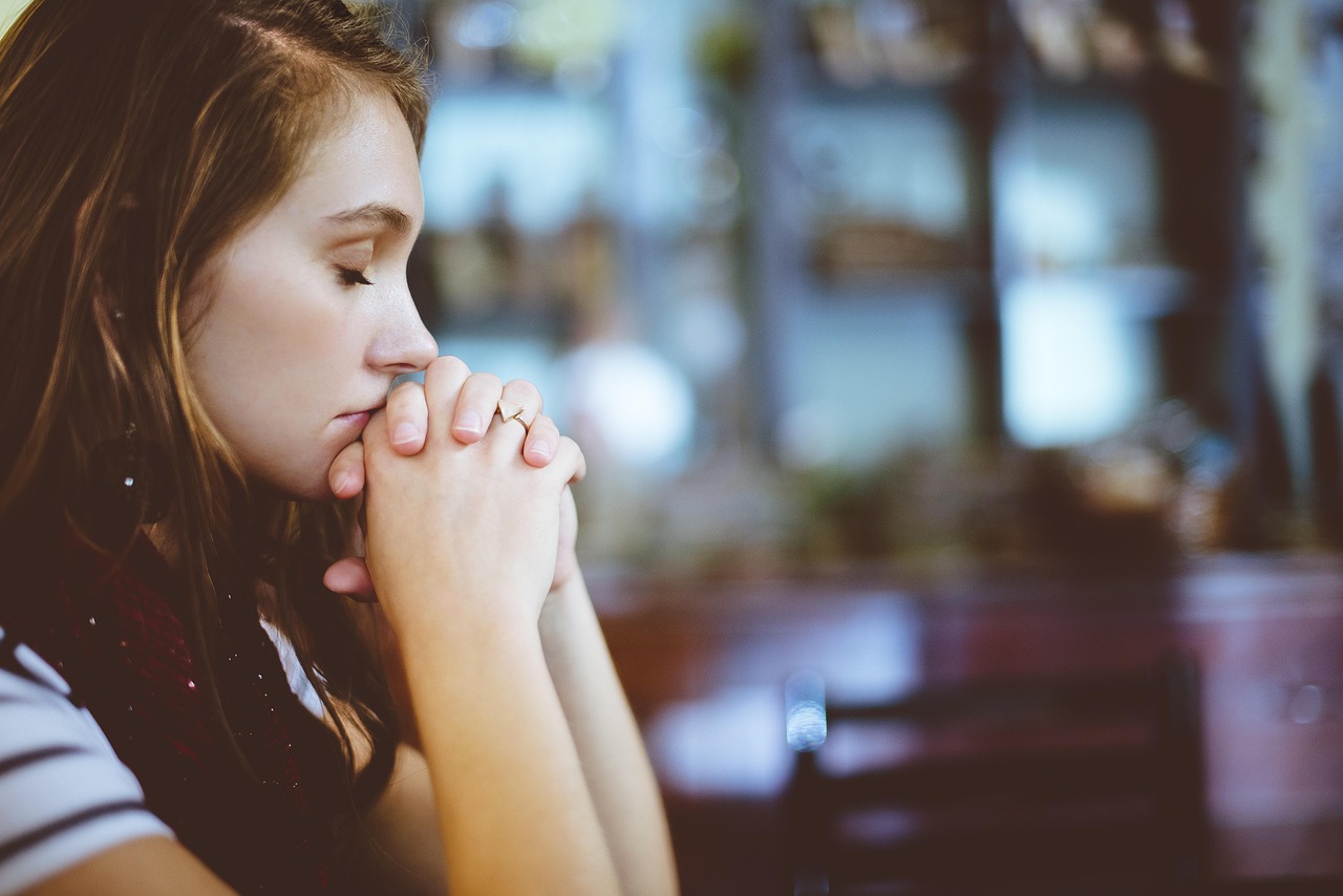 Jemand erklärt einer anderen Person die Bibel