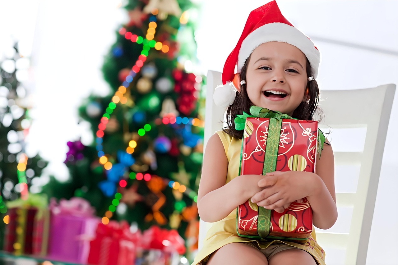 Jemand erklärt einer anderen Person die Bibel