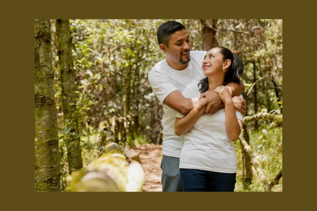 Jemand erklärt einer anderen Person die Bibel