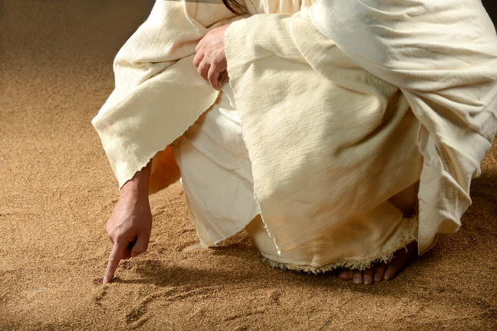 Jesus schreibt in den Sand