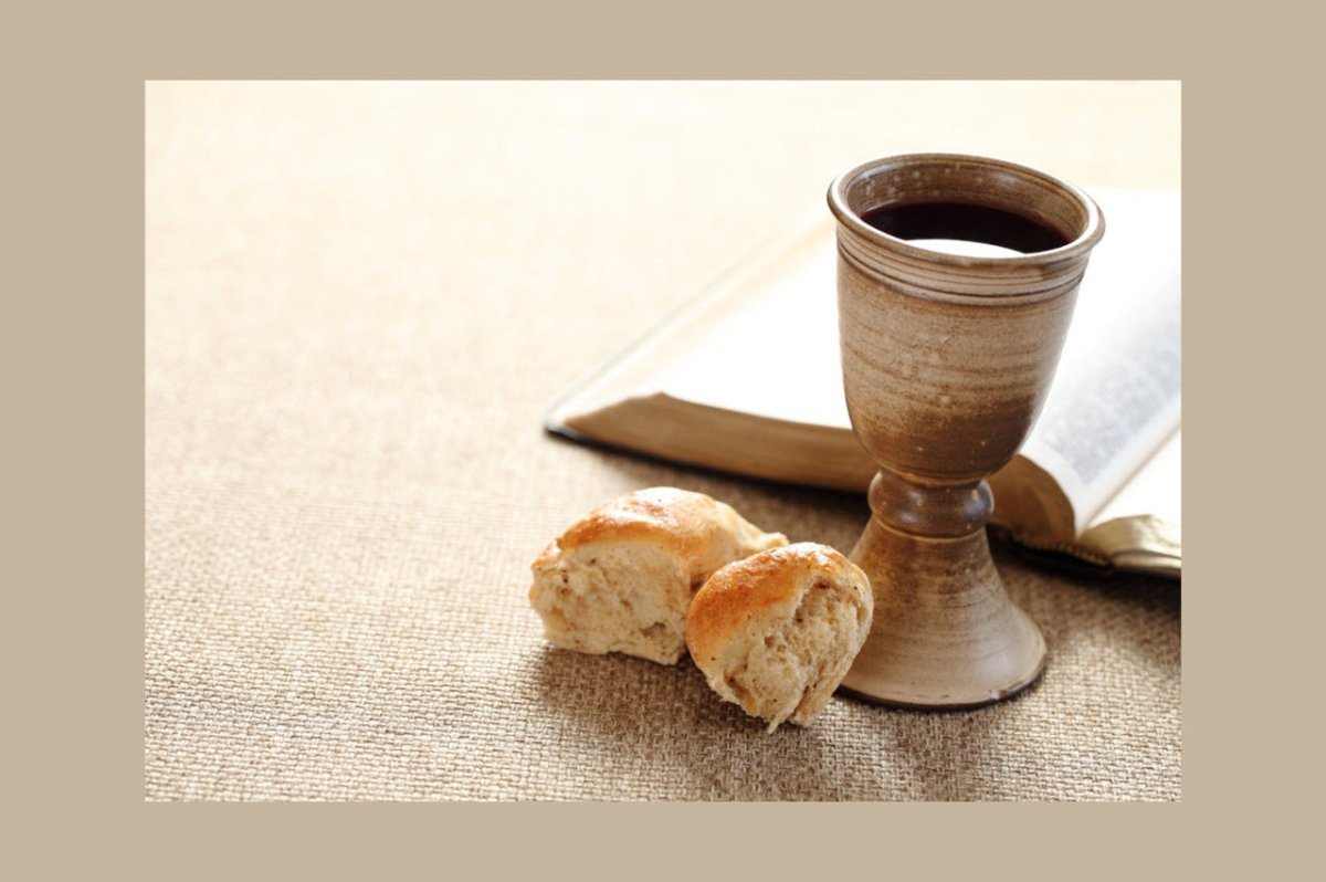 Jemand erklärt einer anderen Person die Bibel